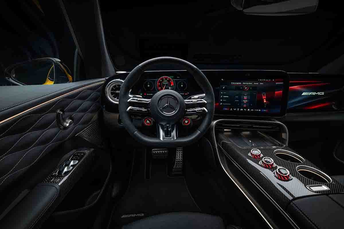 世界初公開されたメルセデスAMG新型「GT63 SUV」のインテリア