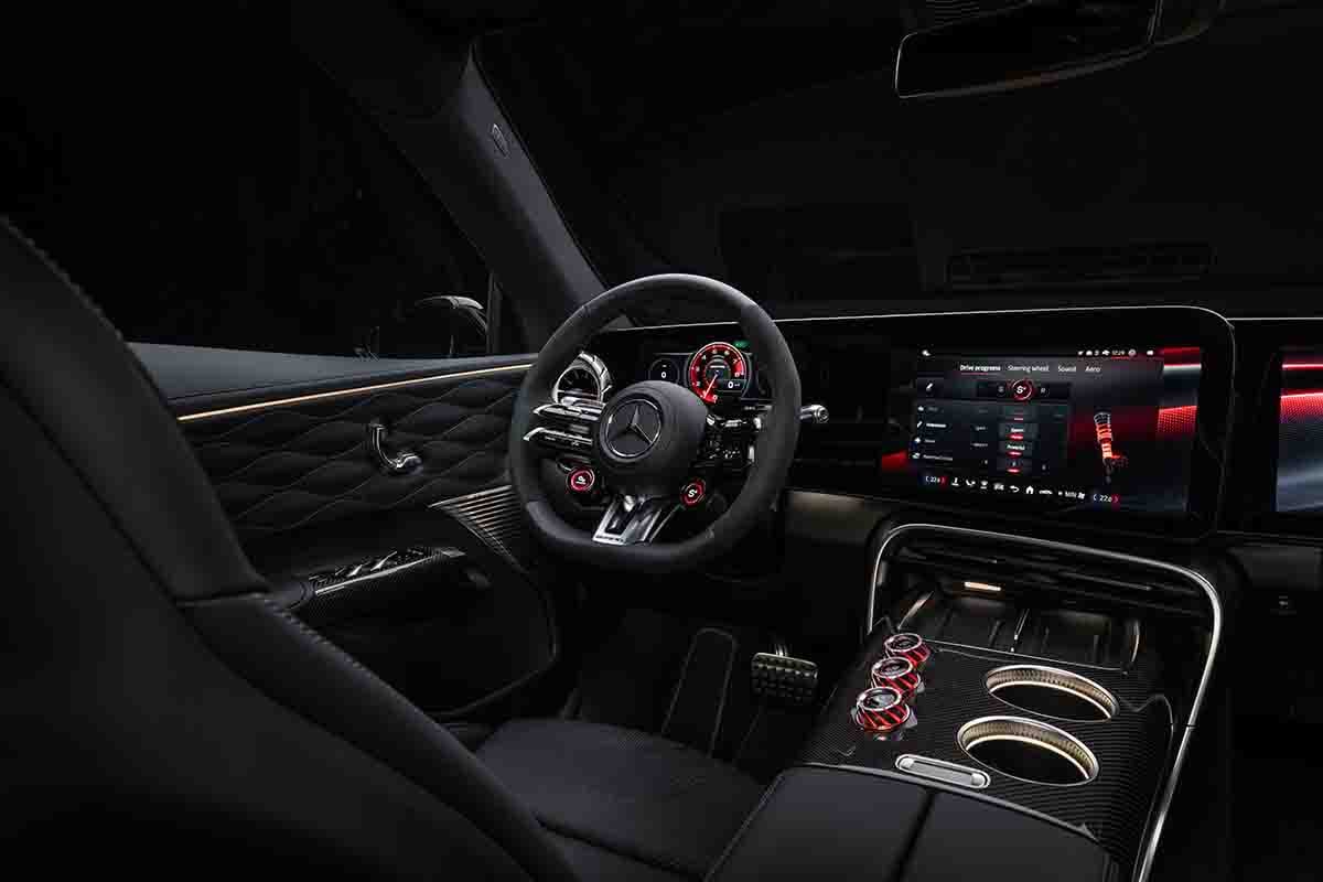 世界初公開されたメルセデスAMG新型「GT63 SUV」のインテリア
