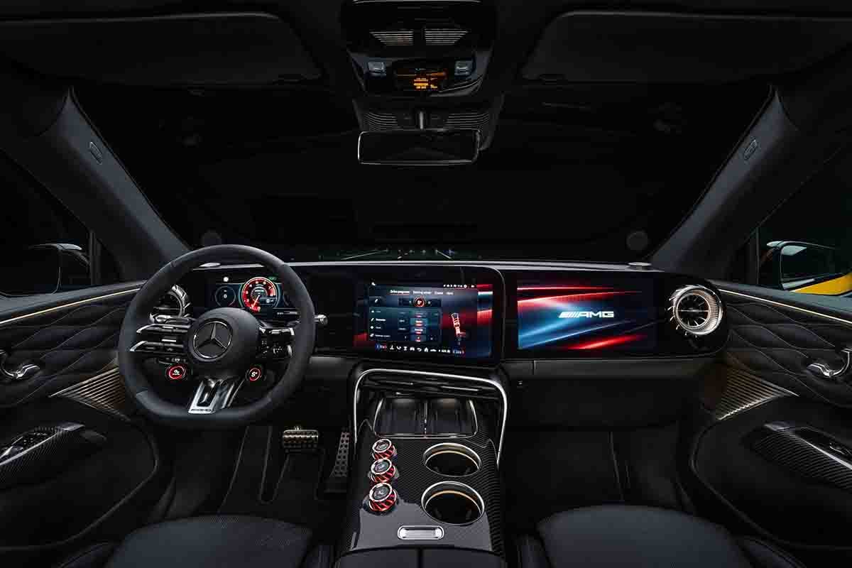 世界初公開されたメルセデスAMG新型「GT63 SUV」のインテリア