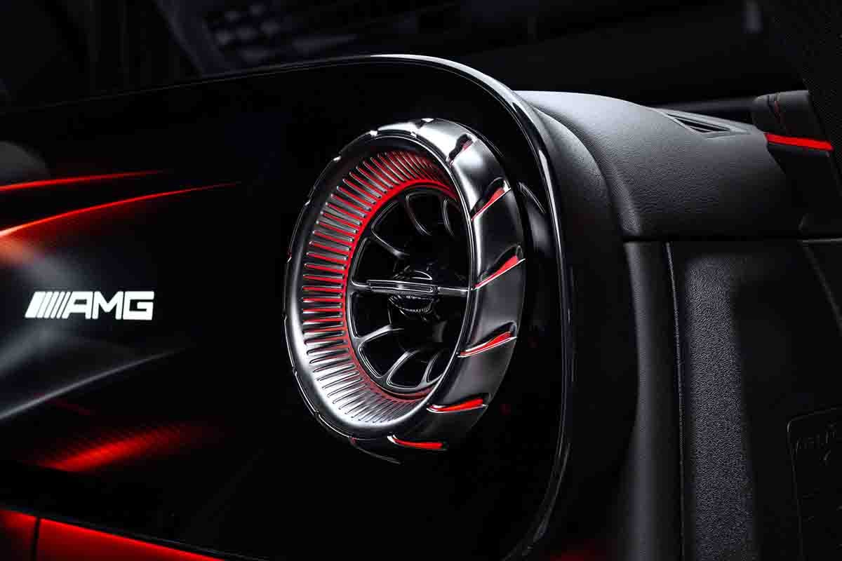 世界初公開されたメルセデスAMG新型「GT SUV」のインテリア