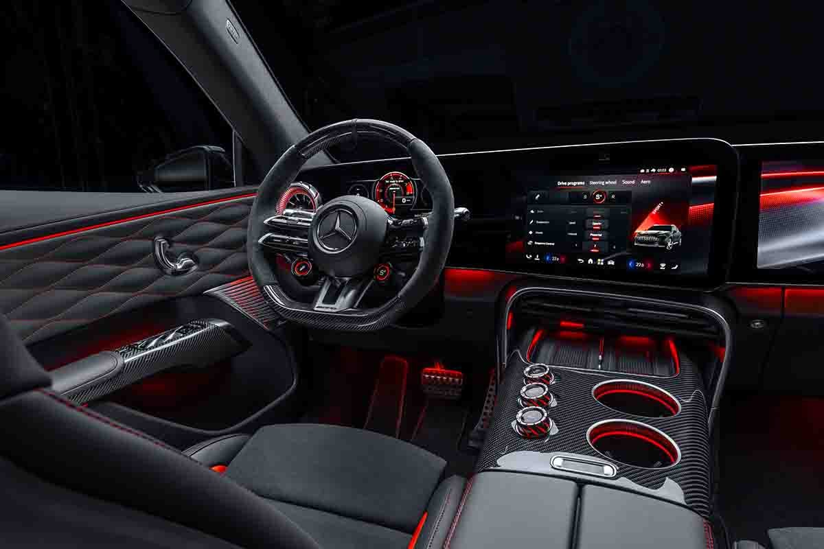 世界初公開されたメルセデスAMG新型「GT SUV」のインテリア