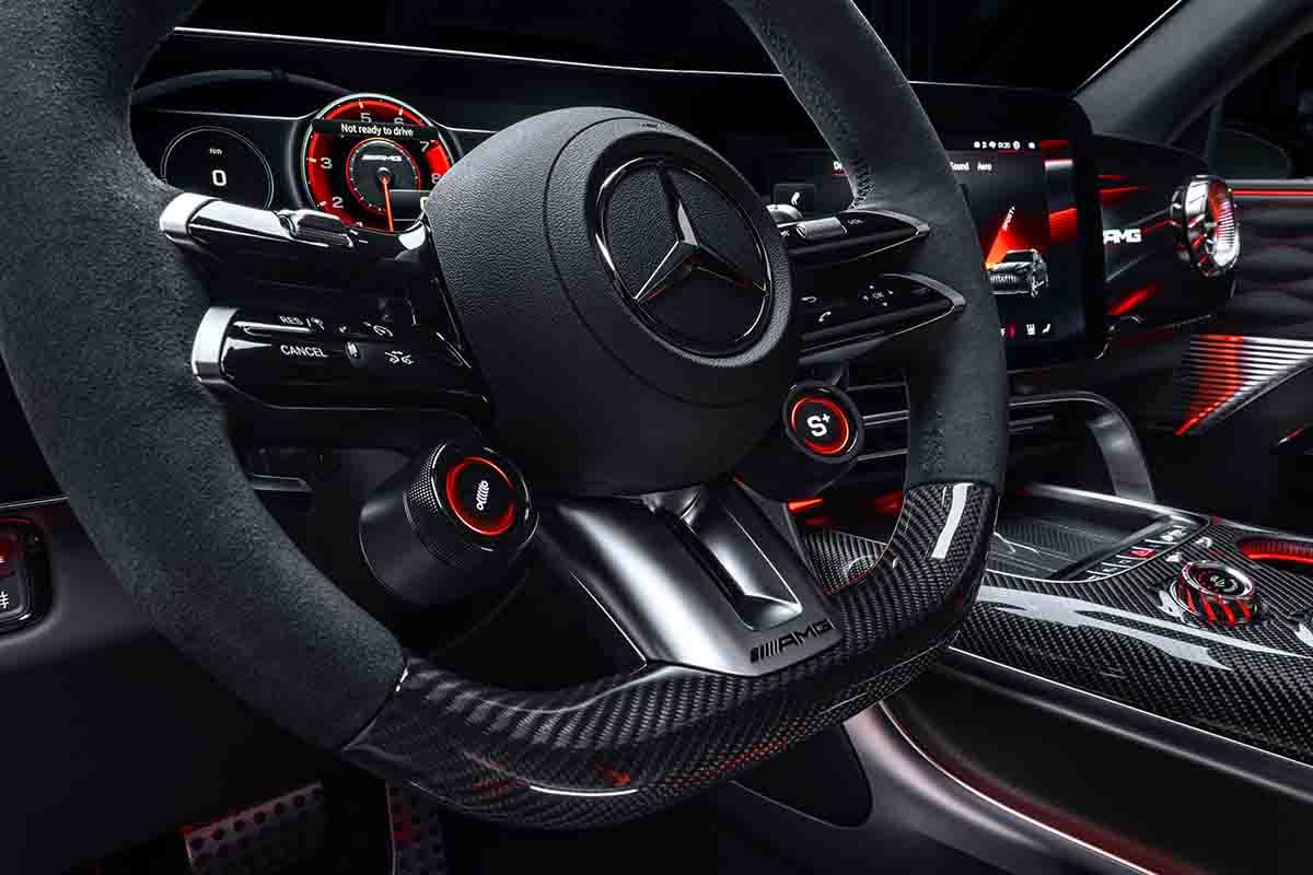 世界初公開されたメルセデスAMG新型「GT SUV」のインテリア