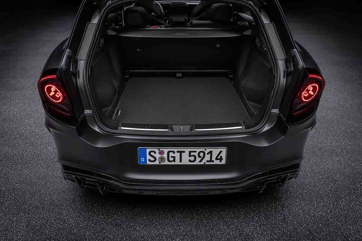 世界初公開されたメルセデスAMG新型「GT55 SUV」