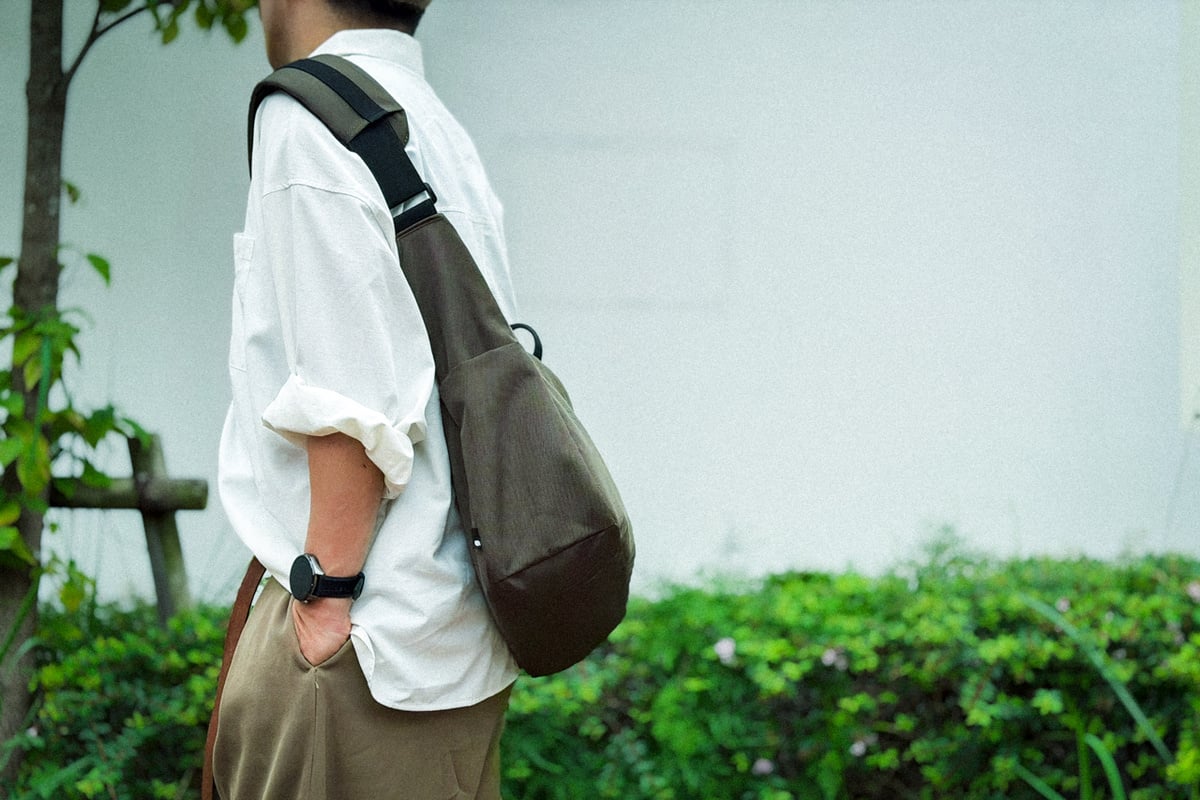 横から見ても身体から大きく張り出しにくいシルエット。人の多い場所でも取り回しやすく、傘をさしたときにも収まりのいいサイズ感です。