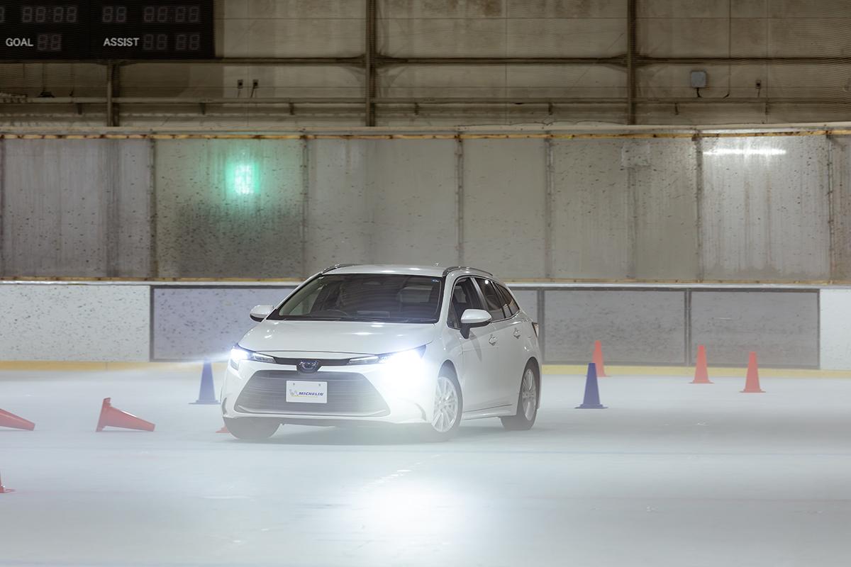 スケートリンクを使った氷上路面でのテストの模様