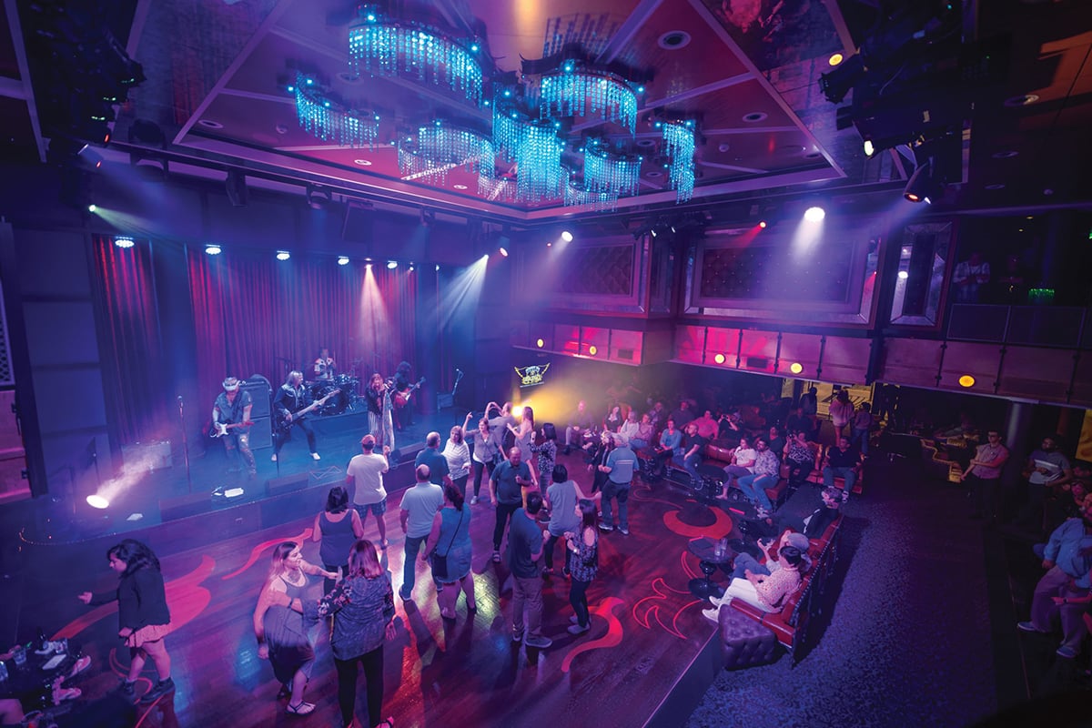 スターラウンジ：ダンスフロアがあり、生演奏のダンスパーティーやリピーターズパーティを開催