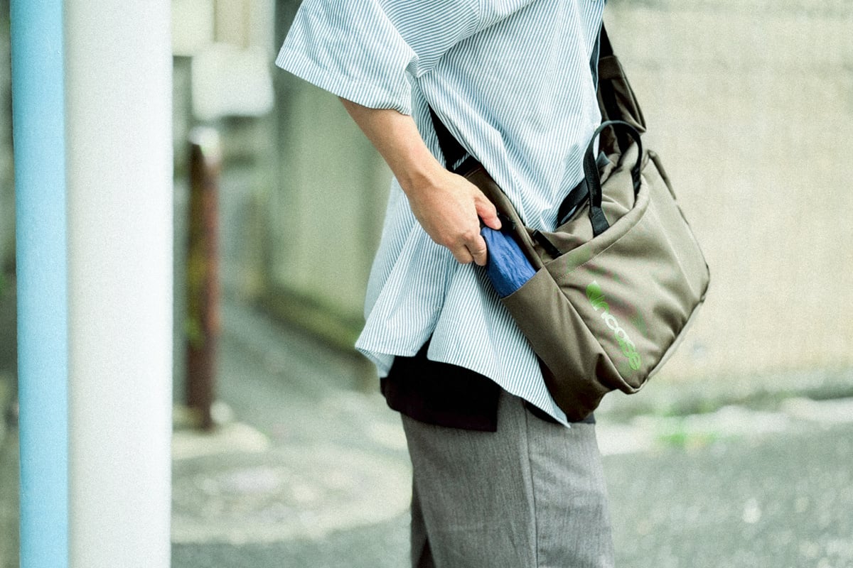 両サイドにはクイックアクセスポケットを装備。バッグを掛けたままでも手が届きやすく、ペットボトルや折りたたみ傘などの収納に便利です。