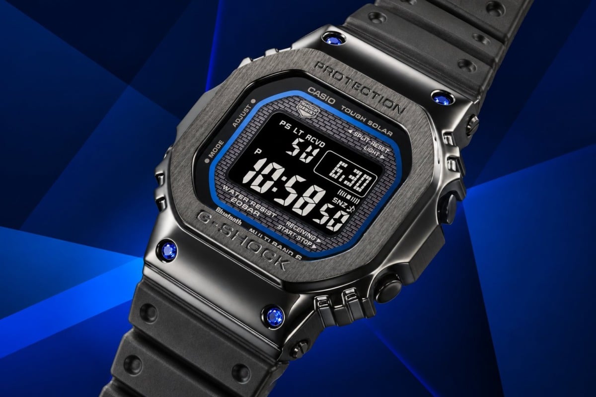 G-SHOCKらしさを醸し出す、さりげないディテールとなっている“ディンプル”に4石のブルーサファイアを埋め込み、アクセントとした「GMW-B5000SB-1A2JF」。