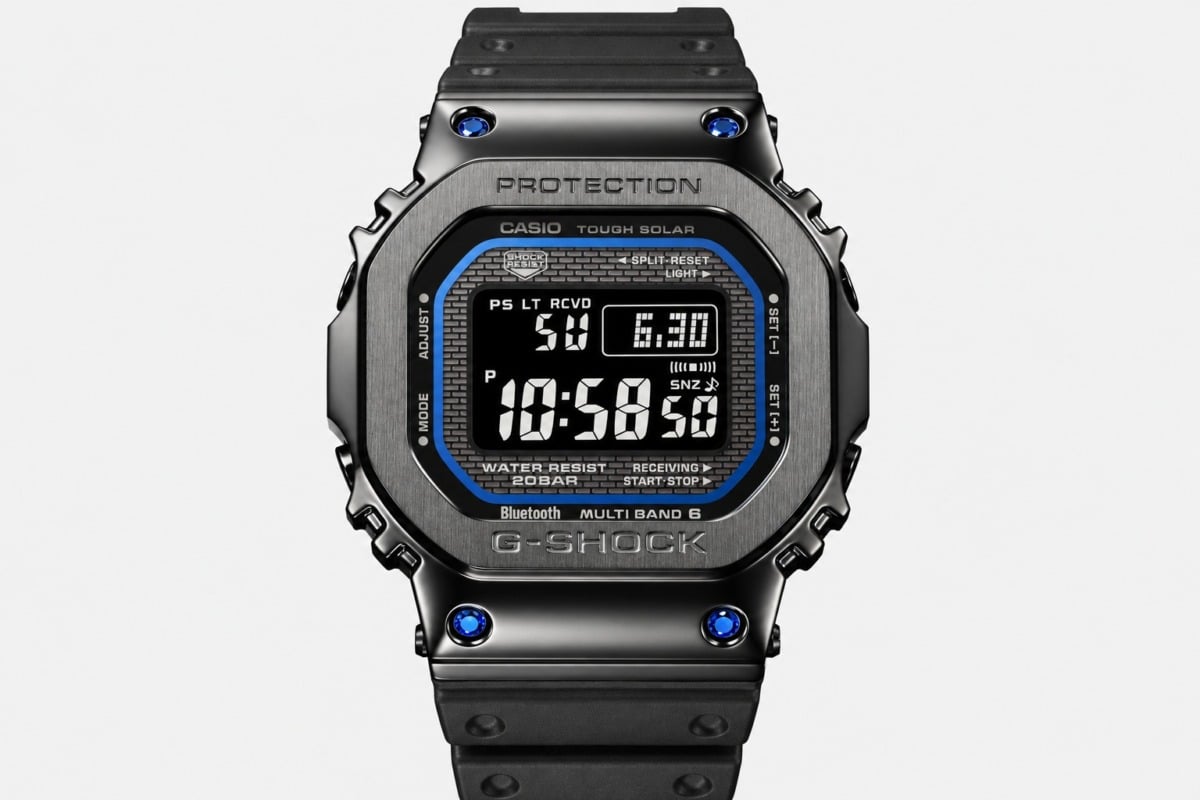G-SHOCKらしさを醸し出す、さりげないディテールとなっている“ディンプル”に4石のブルーサファイアを埋め込み、アクセントとした「GMW-B5000SB-1A2JF」。