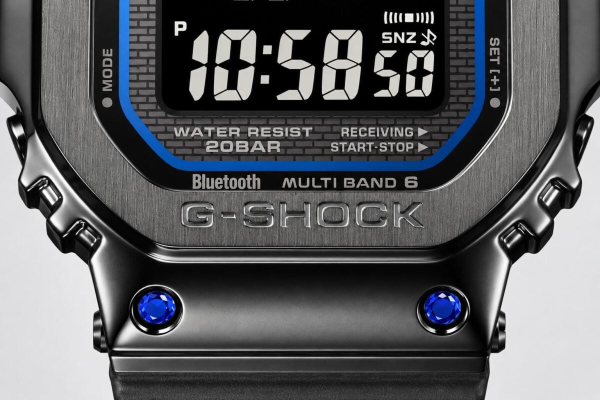 G-SHOCKらしさを醸し出す、さりげないディテールとなっている“ディンプル”に4石のブルーサファイアを埋め込み、アクセントとした「GMW-B5000SB-1A2JF」。