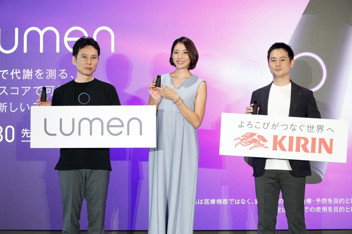 発表会のフォトセッション。左から金子裕司氏、福田萌子さん、津川翔氏。