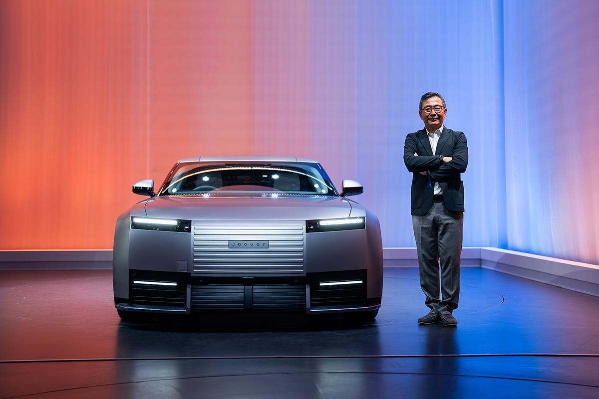 世界初公開されたジャガー新型「タイプ01」と筆者の大谷達也氏