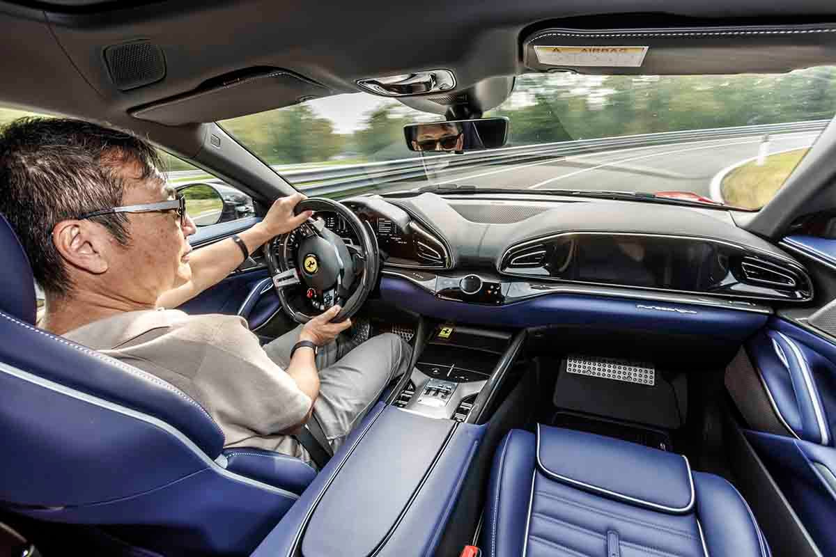 フェラーリ「プロサングエ」ハンドリング・スペチアーレ・パッケージ装着車を運転する筆者の大谷達也氏