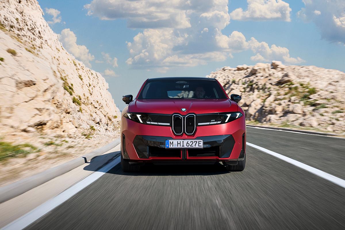 世界初公開されたBMW新型「iX4」