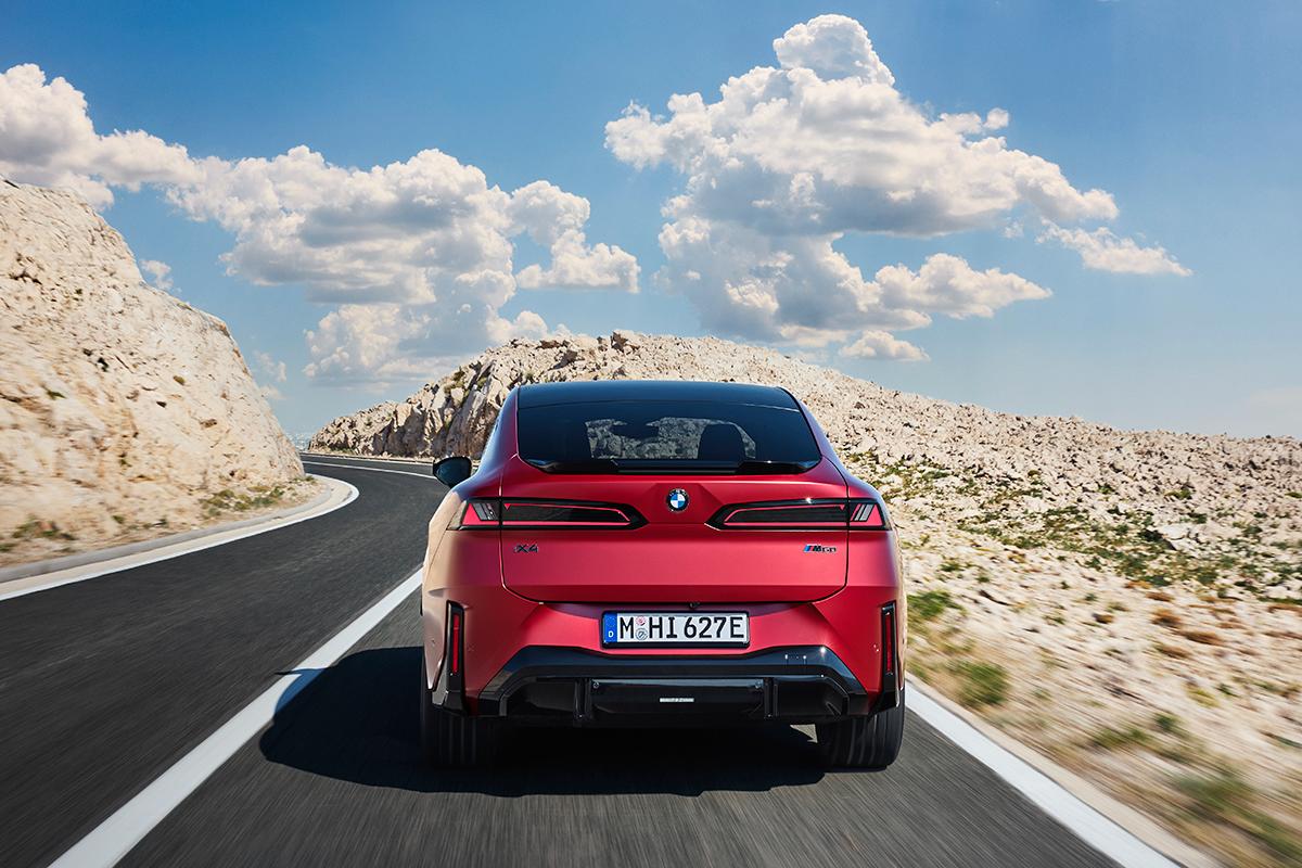 世界初公開されたBMW新型「iX4」