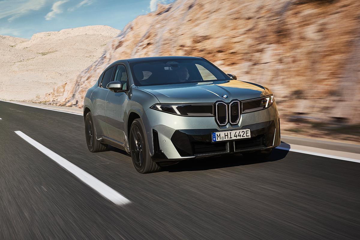 世界初公開されたBMW新型「iX4」