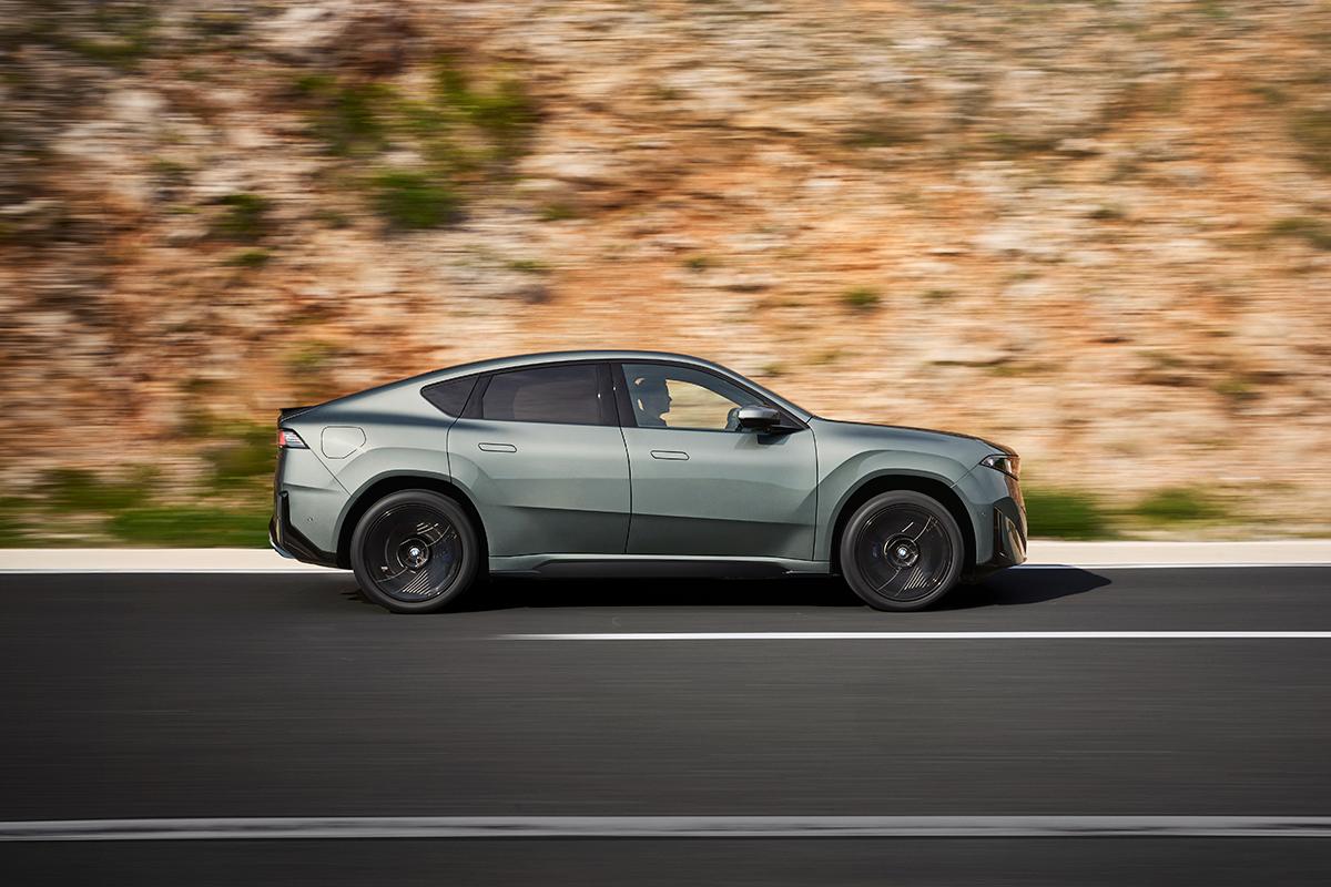 世界初公開されたBMW新型「iX4」