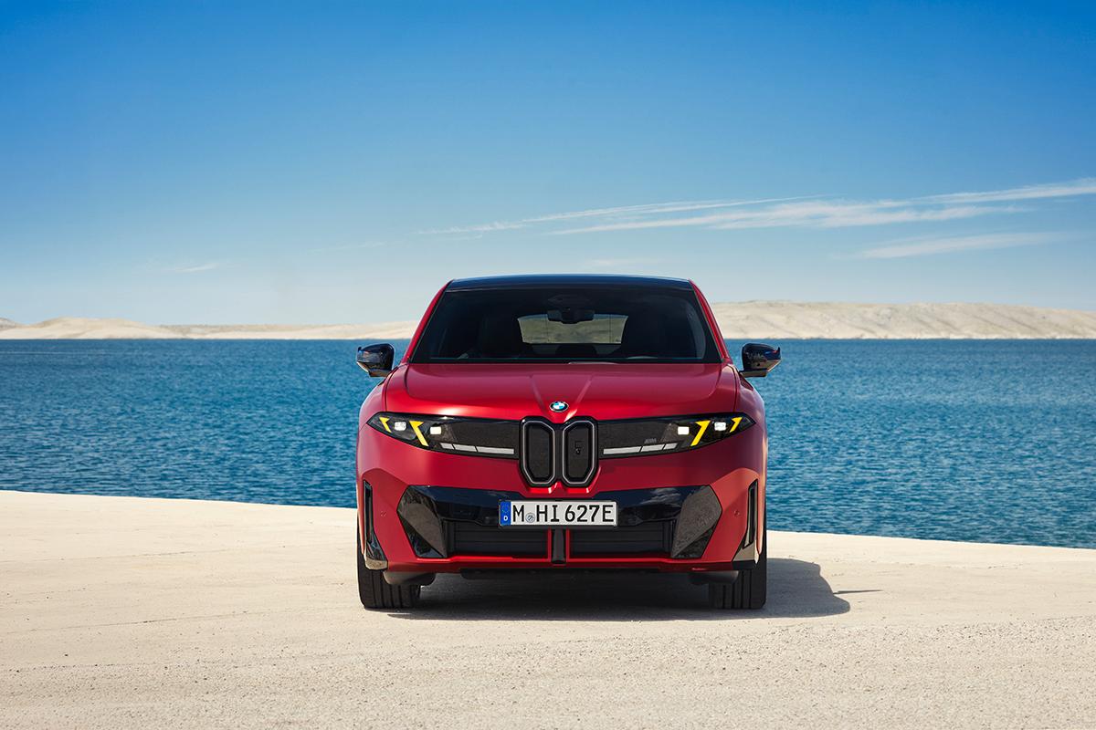 世界初公開されたBMW新型「iX4」