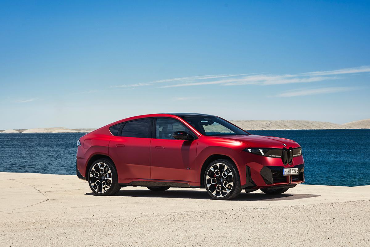 世界初公開されたBMW新型「iX4」