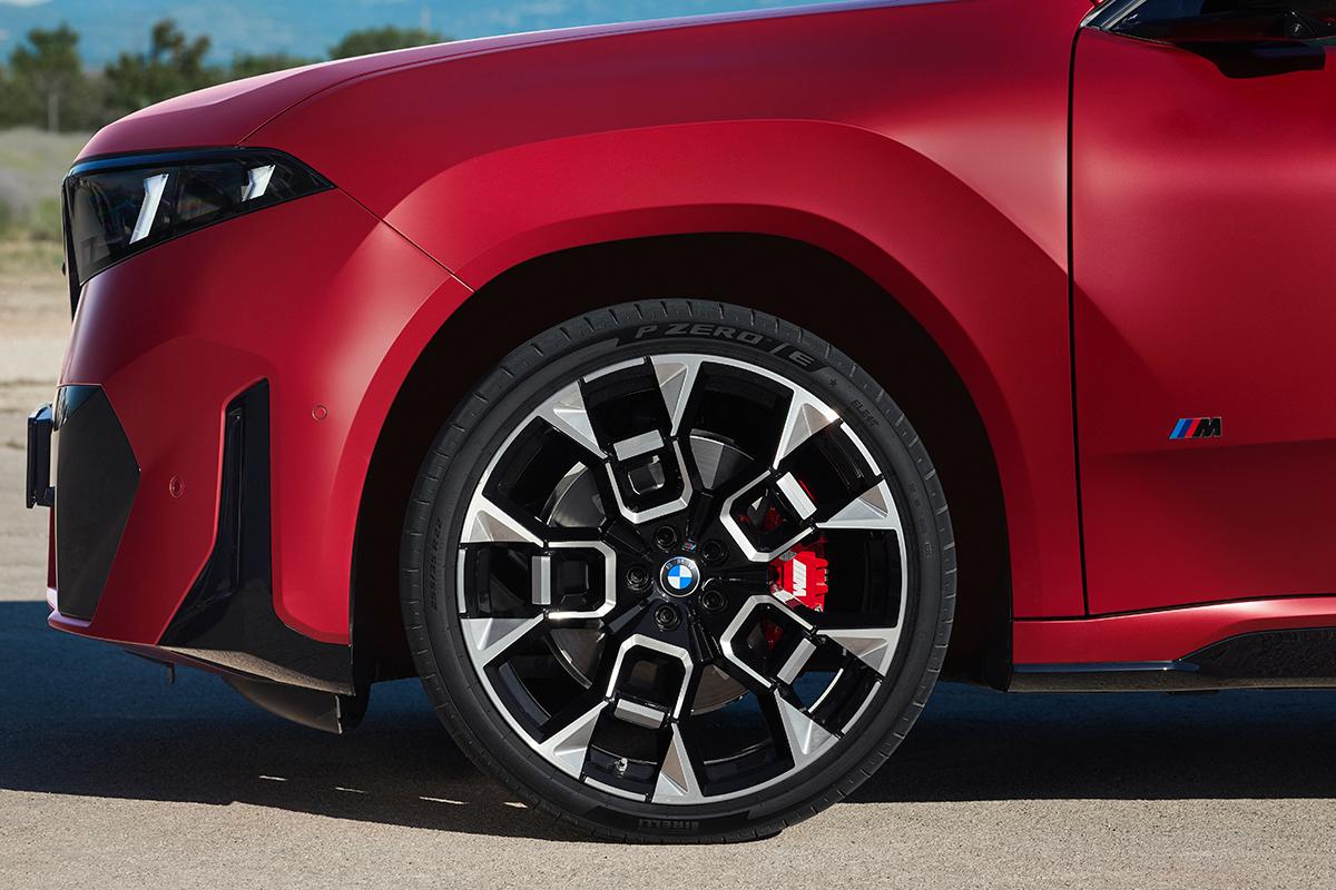 世界初公開されたBMW新型「iX4」