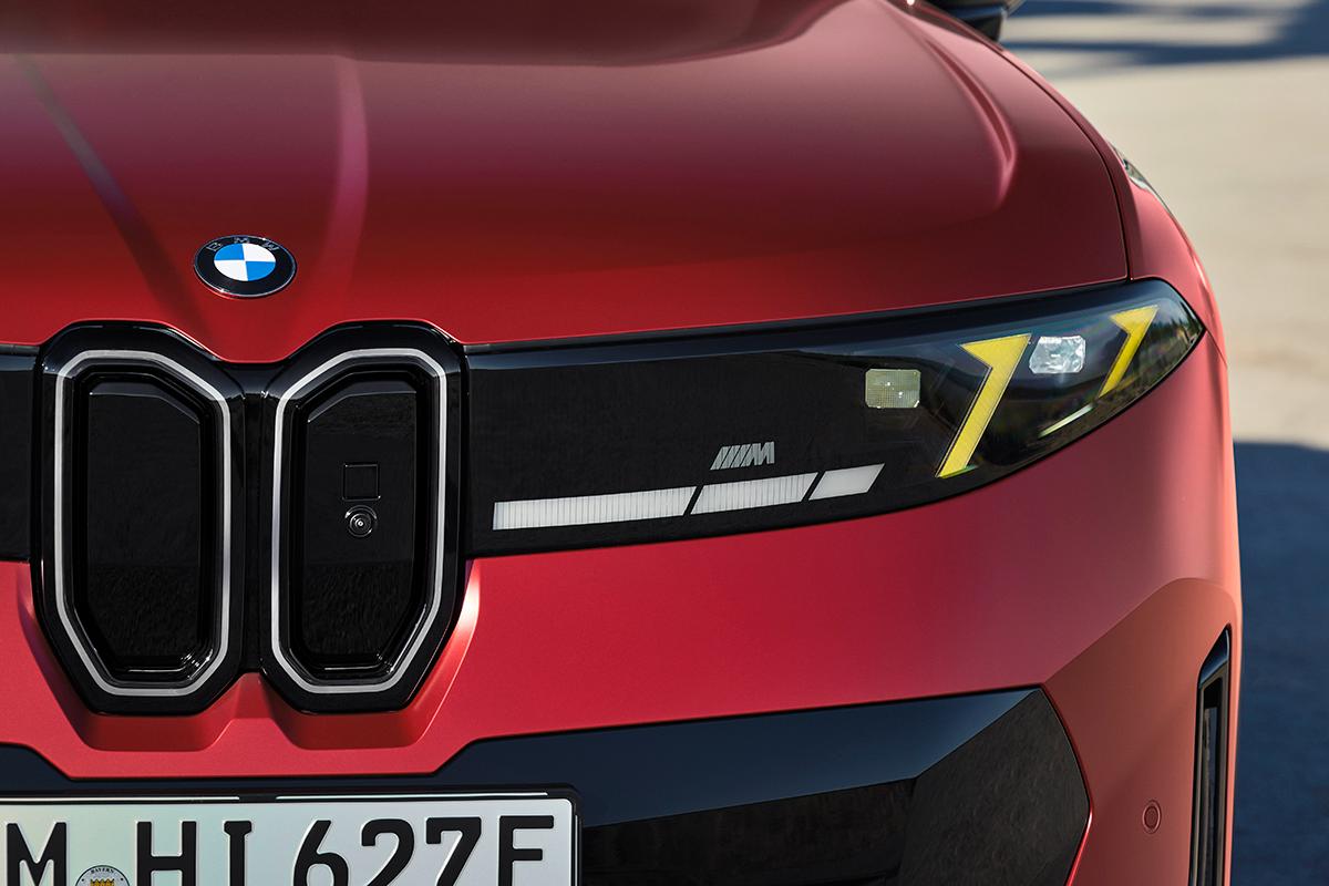 世界初公開されたBMW新型「iX4」