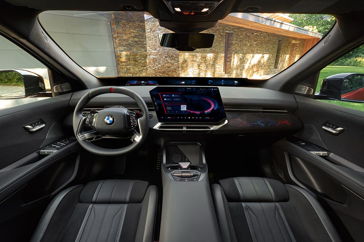 世界初公開されたBMW新型「iX4」のインテリア