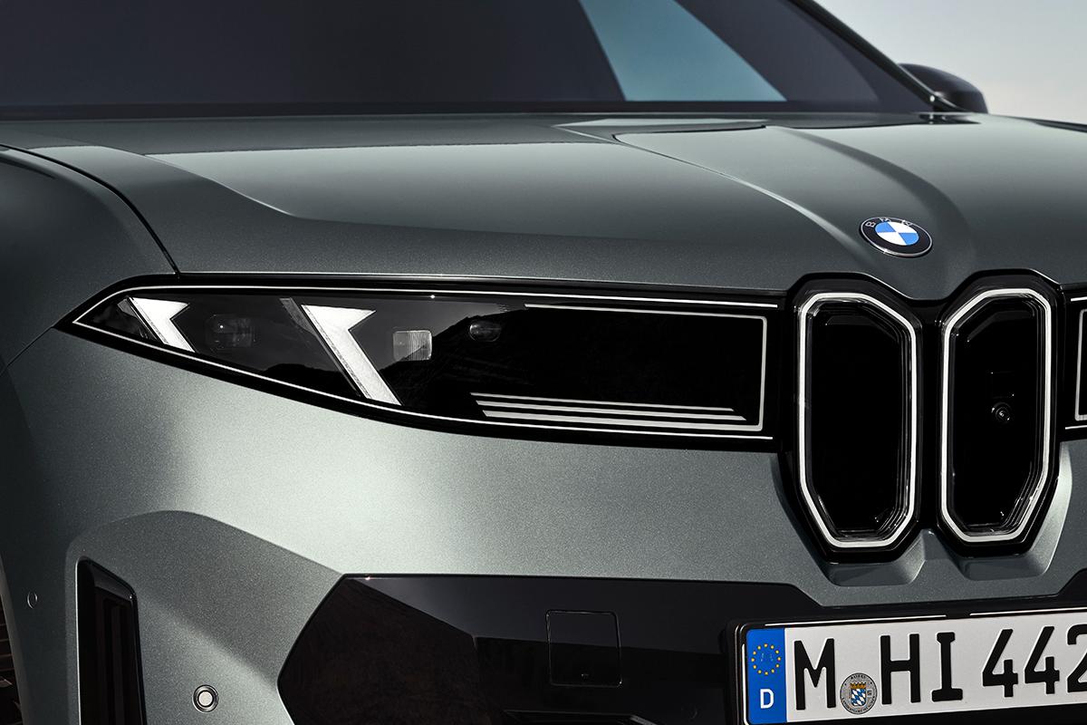 世界初公開されたBMW新型「iX4」