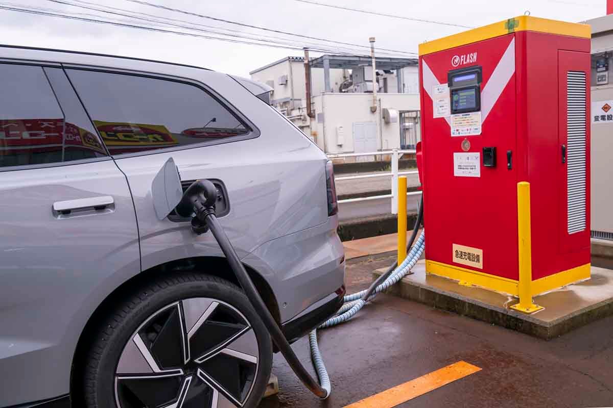 新潟県上越市にある240kWの超急速充電「FLASH（フラッシュ）」