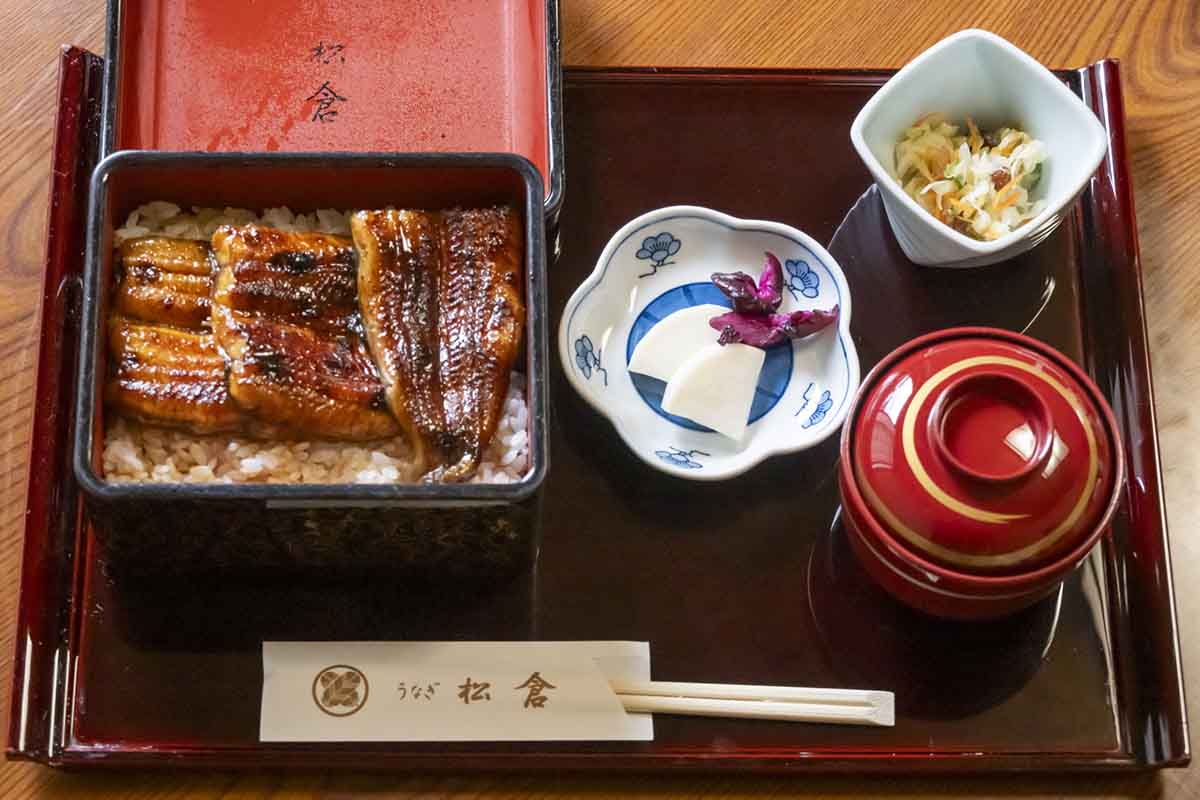 1日目の昼食は諏訪湖の近くにある「松倉」でうな重