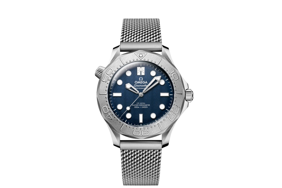 ステンレススティール製ケースは直径42mm。メッシュブレスレットとの組み合わせがクラシカルな雰囲気も演出します。