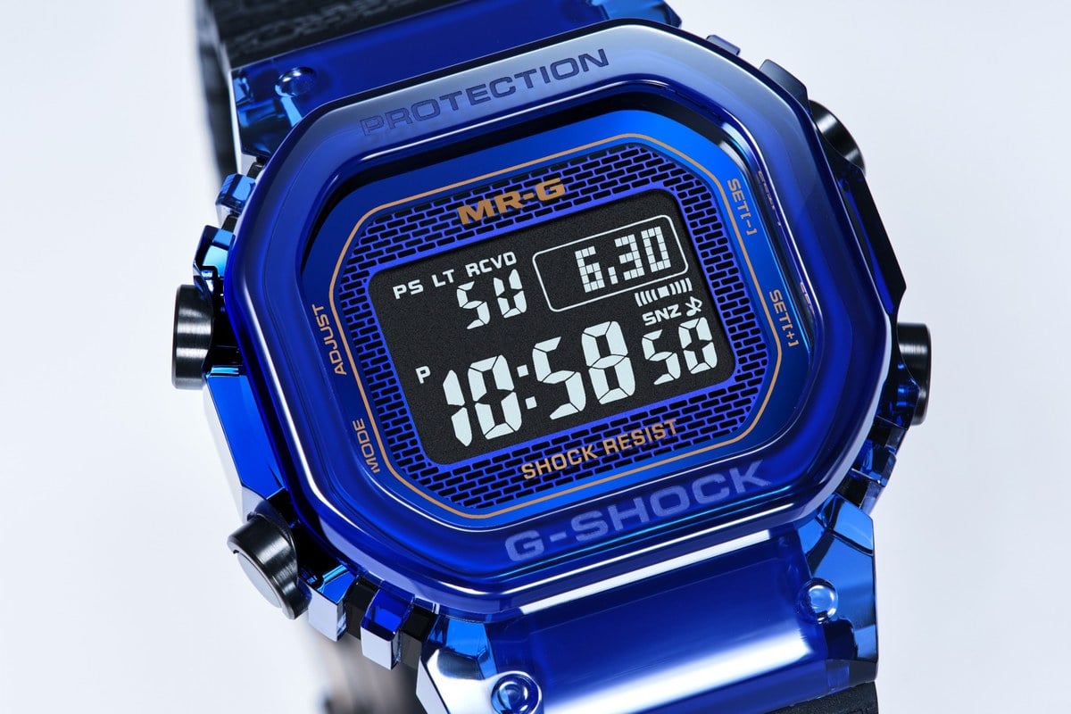 ブルーサファイアクリスタルの透明感と深い青が際立つ外装。文字板にはG-SHOCK伝統の煉瓦パターンを採用する。