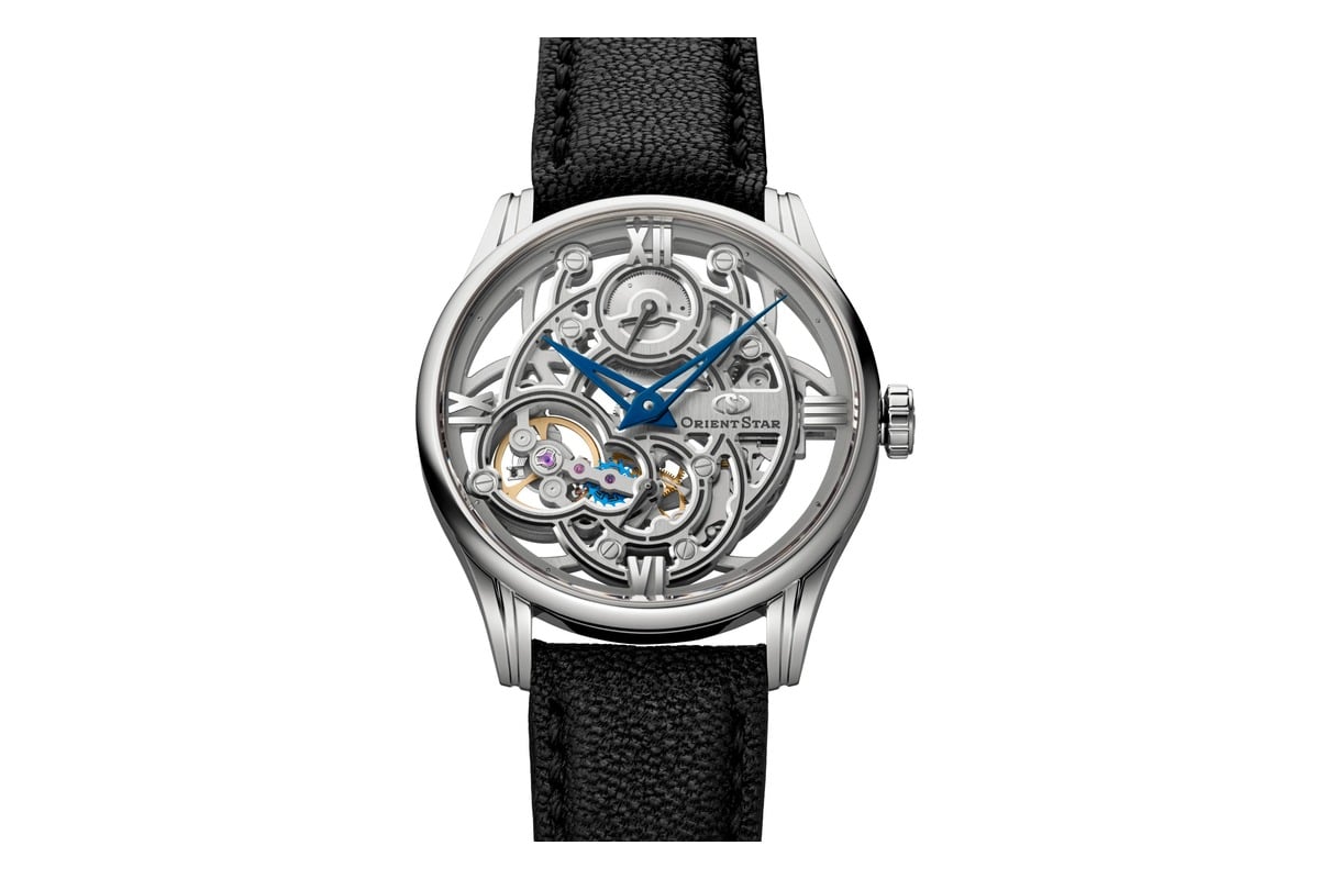 ケース径40mm、厚さ9.5mm。ブルーのスケルトン針と、立体的な多重サークルが目を引く。
