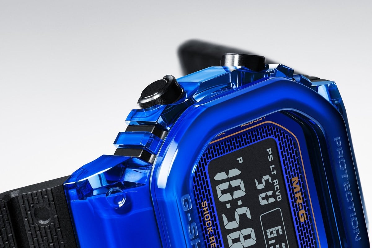 G-SHOCKの最高峰ライン「MR-G」に、ブルーサファイアクリスタルを採用した世界20本限定モデル「MRG-D5000」が登場。価格は1100万円（消費税込み）。