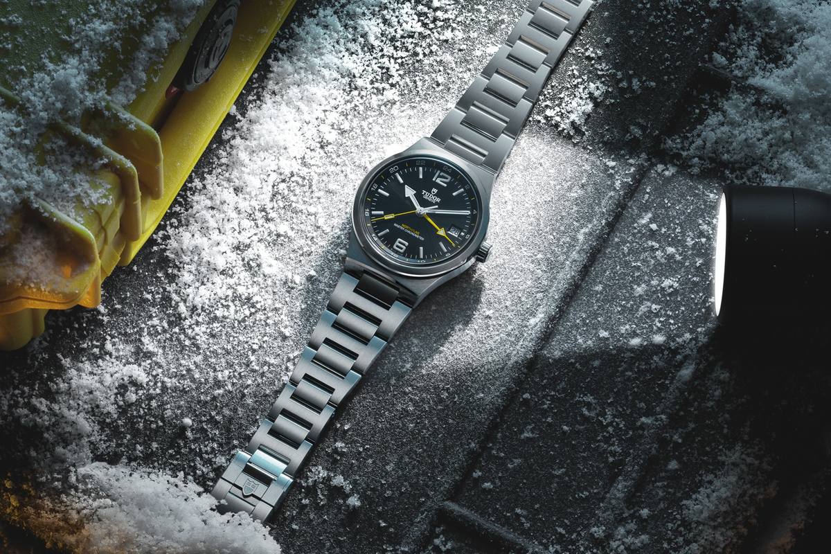 316Lステンレススチール製の一体型ブレスレットと40mmケース。実用時計らしい端正なプロポーションにまとめられている。