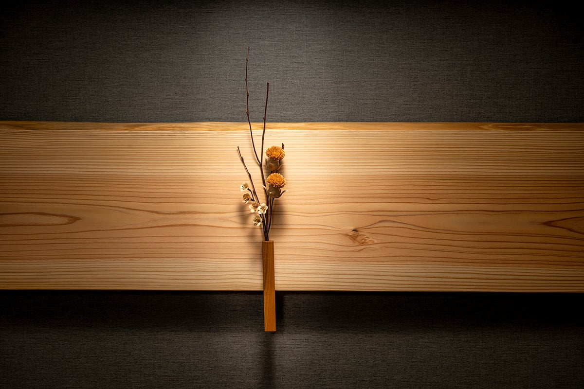 天然木を極薄に削り上げた「枯れない木の花」