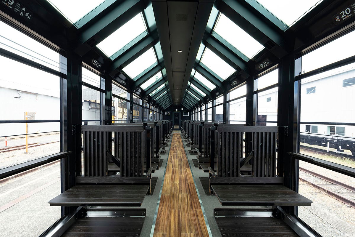 嵯峨野観光鉄道の新型トロッコ列車
