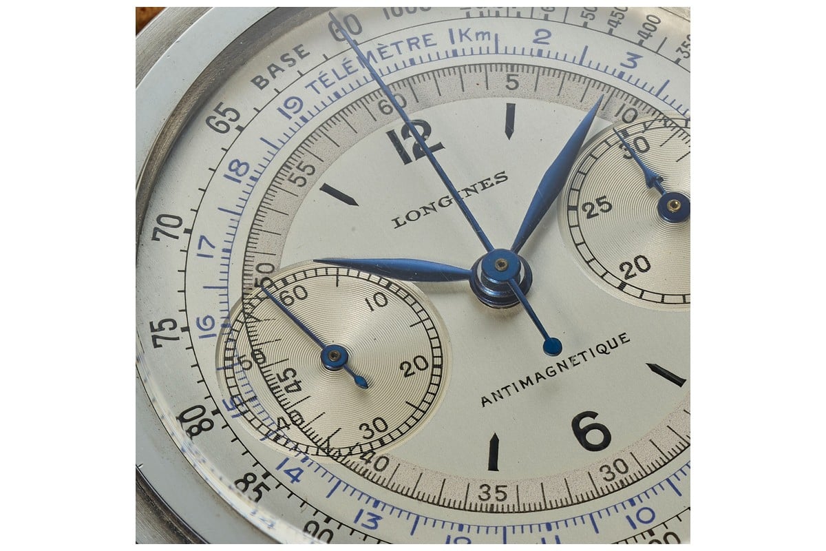 1941年製のロンジン フライバック クロノグラフ。クロノグラフの計測表示を備えたダイヤル。