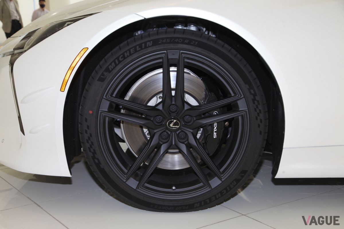 最近のレクサスではホイールのハブボルト化が定番となっている